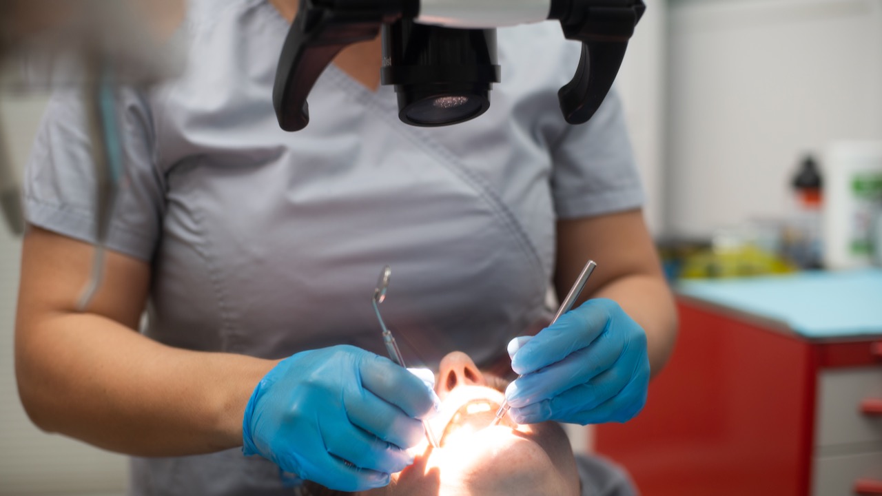 Лечение зубов под микроскопом - клиника The Dent